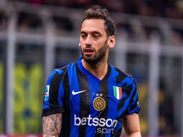 Dua Pelatih Kompak Marah Gara-gara Kartu Merah Hakan Calhanoglu